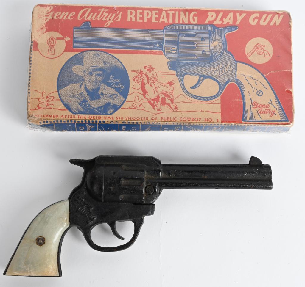 KENTON GENE AUTRY REPEATING CAP PISTOL w/ BOX: Nice cast iron cap gun. All original. 9" Boxed