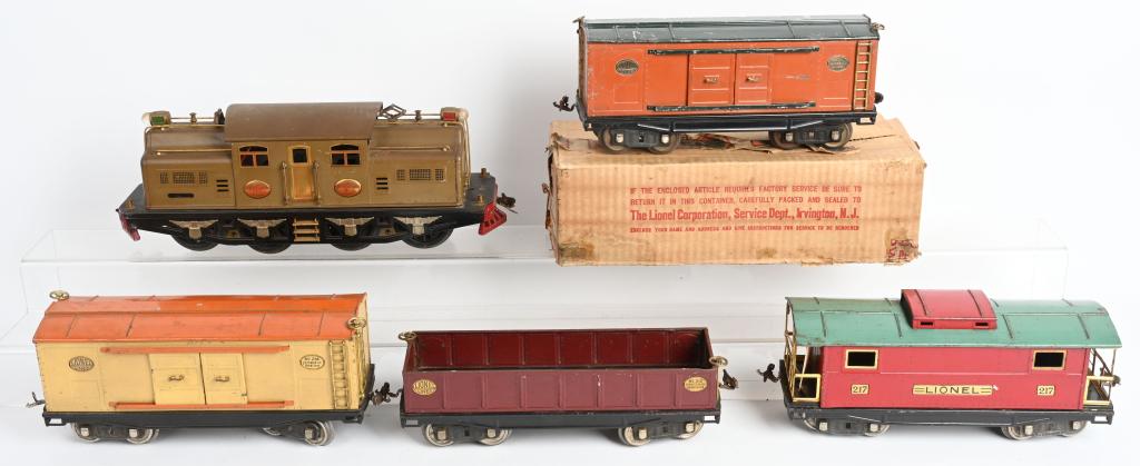 LIONEL 402E ENGINE & 4 FREIGHT CARS: Pre-War Lionel standard gauge 402E Engine with replacement wheels. Comes with 212 Gondola, 214 Furniture Car, 214 Furniture Car with Box, and 217 Caboose. Nice original cars. A Clean Train Set.