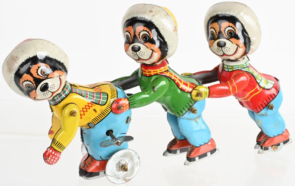 TPS TIN WINDUP BEAR ICE SKATERS: All original with nice colors. Windup works. 8 1/2" Excellent