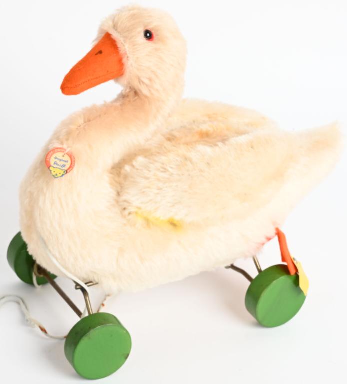VINTAGE STEIFF GOOSE GANS PULL TOY ON WHEELS: Great looking pull toy on wheels with a button, flag and chest tag. Manufactured 1959-1964. 10", Excellent