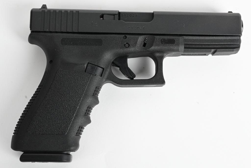 CASED GLOCK MODEL 21 SEMI AUTO PISTOL: SERIAL SYZ021. BARREL 4.5". CALIBER .45 ACP. Classic 13 shot semi auto with polymer frame, double action, wind drift white line rear sight and white dot front with two magazines, case and paperwork. M