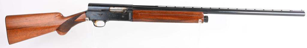 BELGIUM BROWING MODEL A-5 LT. WT SEMI AUTO SHOTGUN: SERIAL 0G-80186. BARREL 28". GAUGE 12, CHAMBER 2 3/4", CHOKE-MOD (**) LOP 14.5". MADE IN 1960. High condition, early A-5 that features full vent rib, single bead, blue finish, round knob checkered wal