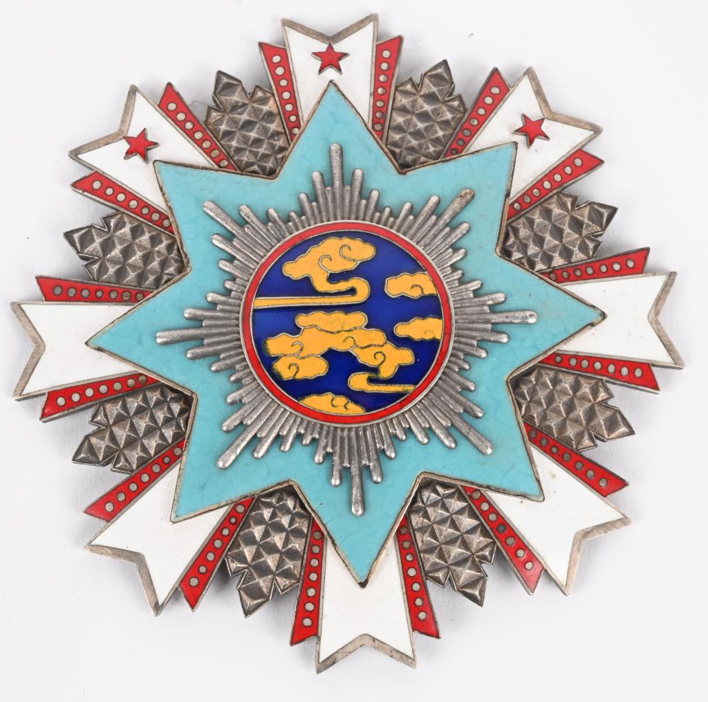CHINESE ORDER OF PROPITIOUS CLOUDS BREAST BADGE : The Order of Propitious Clouds is a civilian order of the Republic of China. The center of the medal features a picture of clouds, as a token of auspiciousness. This order was instituted in 1941 and