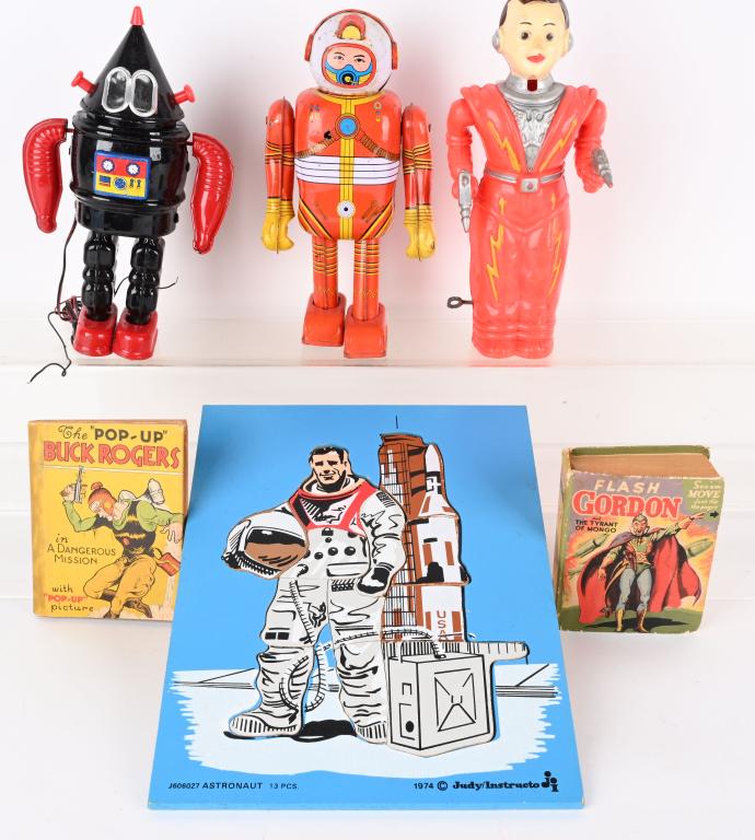 LOT OF SPACE TOYS (1 of 8)