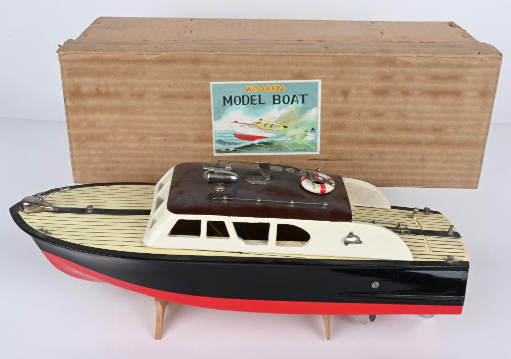 ITO BATTERY OPERATED WOODEN CABIN CRUISER w/ BOX (1 of 11)