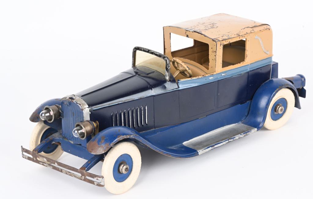 KINGSBURY WINDUP TOWN CAR w/ ELECTRIC LIGHTS (1 of 16)