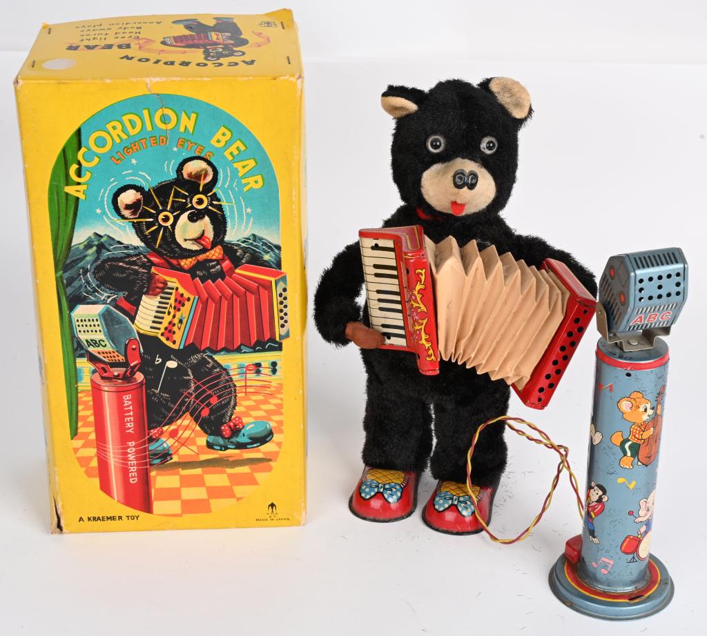 JAPAN BATTERY OP ACCORDION BEAR w/ BOX (1 of 5)