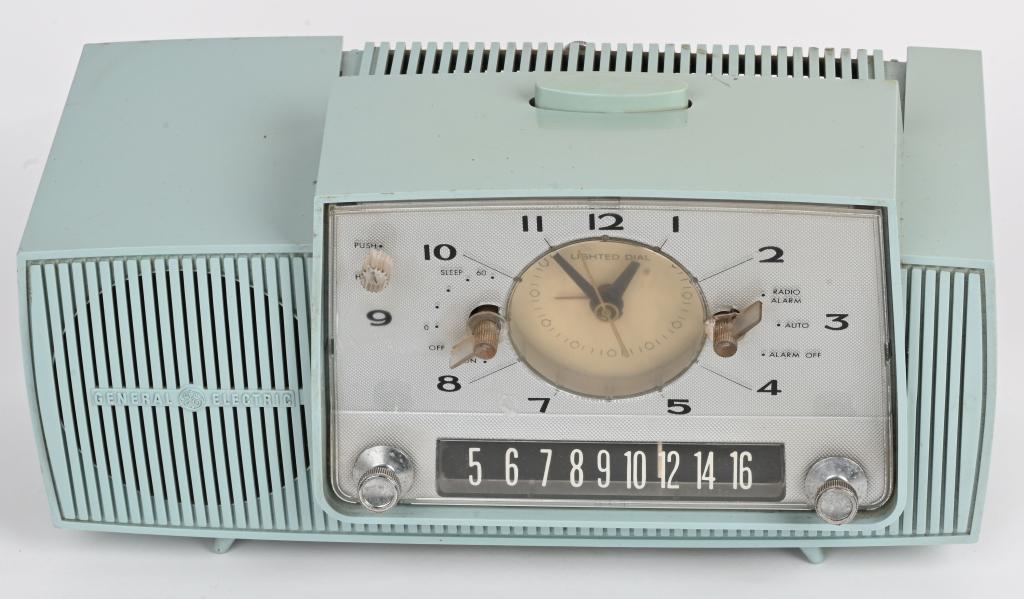 VINTAGE GENERAL ELECTRIC ALARM CLOCK RADIO (1 of 3)