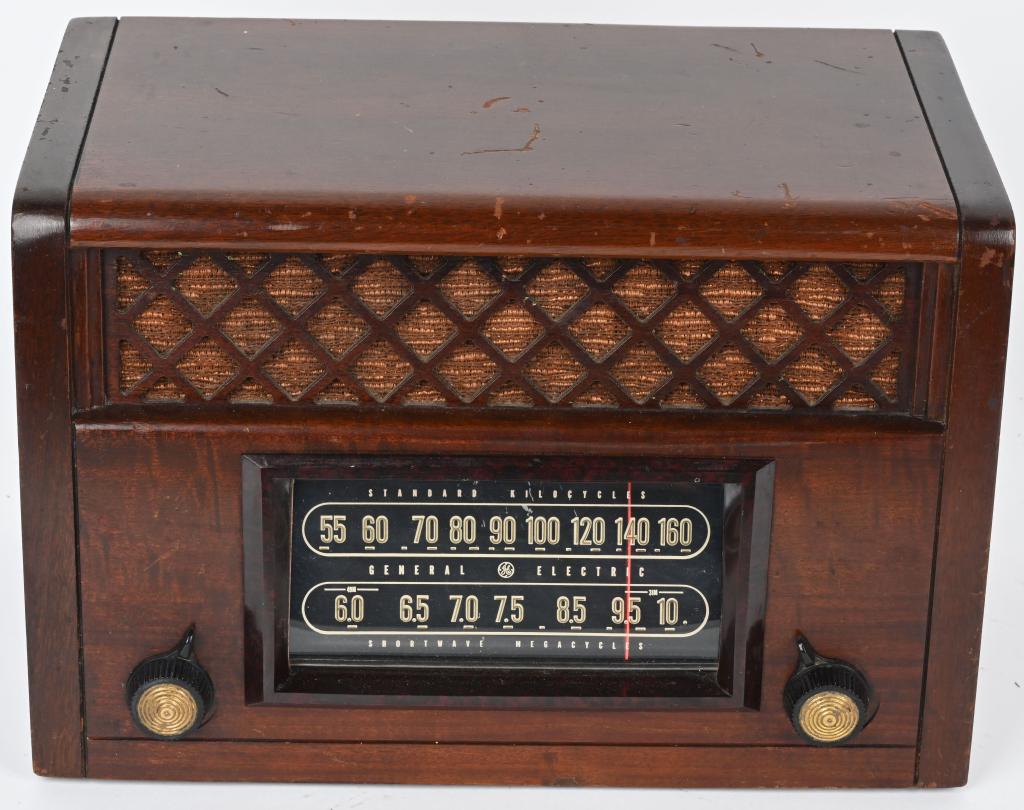GENERAL ELECTRIC SHORTWAVE TUBE RADIO MODEL 221 (1 of 4)