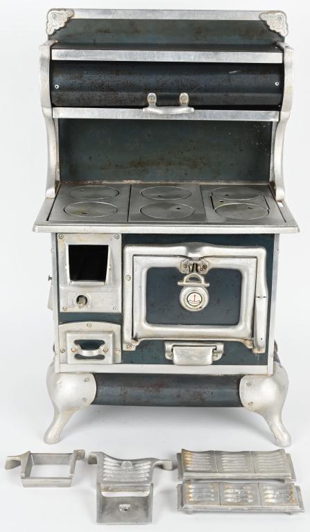 VINTAGE SALESMAN SAMPLE STOVE (1 of 11)
