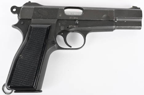 EXCELLENT WW2 CANADIAN INGLIS MK1* PISTOL: SERIAL NUMBER 3T1301 BARREL 4-5/8" CALIBER 9MM (9X19) MANUFACTURED WW2. Canadian copy of the venerable Browning Hi-Power. Dark grey phosphate finish with checkered black fiber plastic grips and