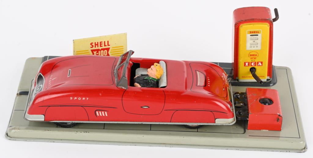 GERMAN CAR AT SHELL GAS STATION (1 of 6)