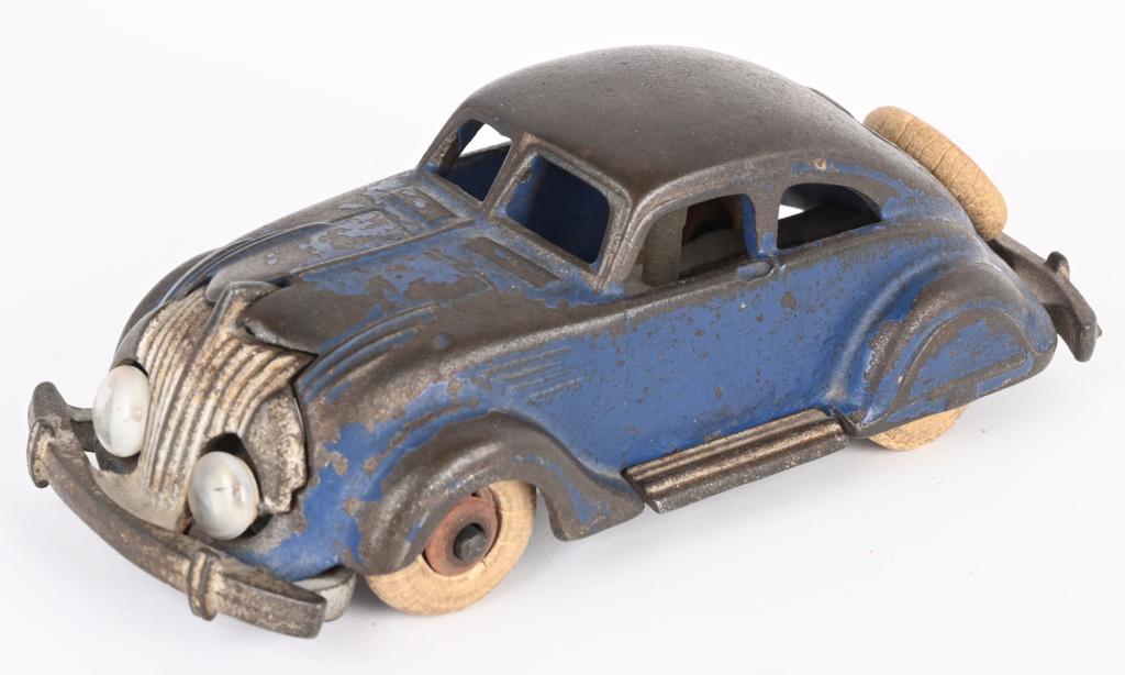 HUBLEY CAST IRON ELECTRIC LIGHT AIRFLOW SEDAN (1 of 6)