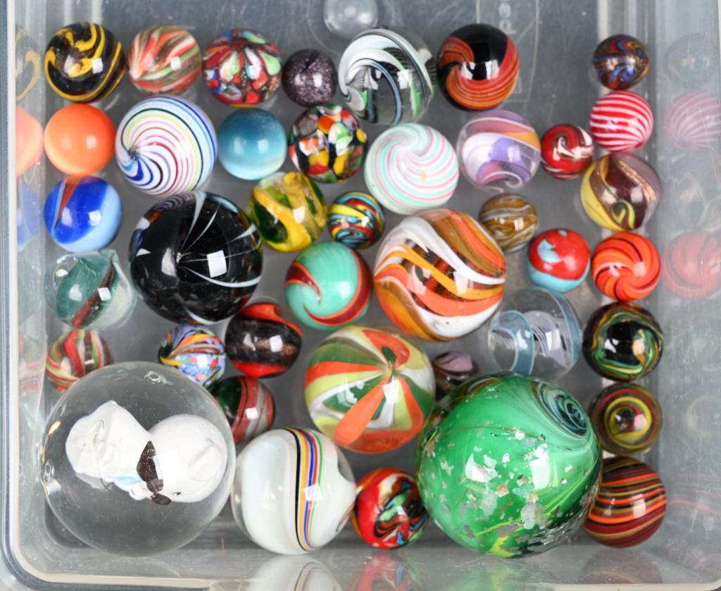 LOT OF CONTEMPORARY ARTIST MARBLES: Great look over nice contemporary marbles