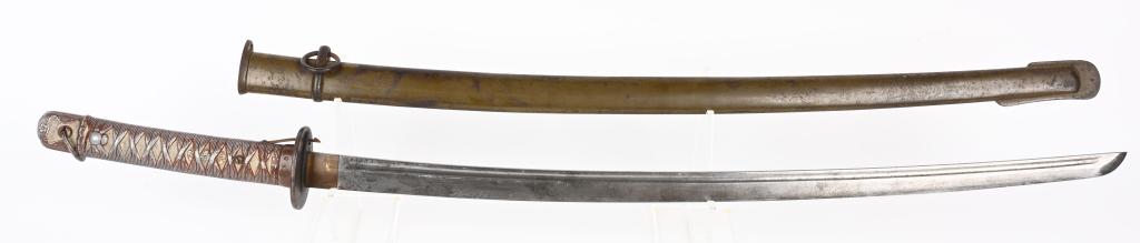 JAPANESE NCO SHIN-GUNTO TYPE 98 KATANA SWORD: Shin-Gunto katana with matching numbers on factory made blade and saya. 26" cutting edge, blade ihas scattered rubs and light pitting and no visible hamon. Cast aluminum tsuka with traces of finish re
