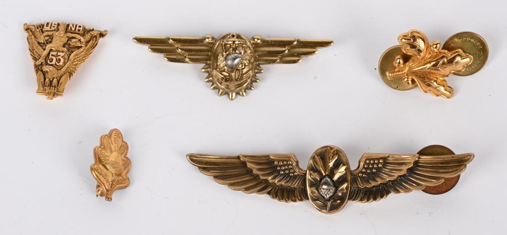 WWII KOREAN WAR USN MEDICAL WING ANNAPOLIS PIN 14k: US Navy Flight Surgeon grouping to include 1) Beautiful 1953 US Naval Academy (Annapolis) Class USNA Pin in 14K by BB&B. This is a beautiful United States Naval Academy Class of 1953 graduate pin in 1