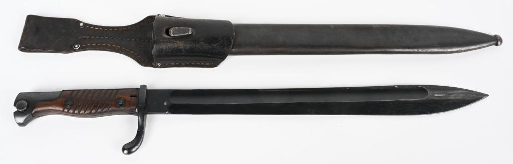 WWI IMPERIAL GERMAN BUTCHER SAWBACK BAYONET WW1: A second pattern model 1898/05 bayonet, with the flash guard along the back of its grips introduced in 1915, known as the S 98/05 nA ("Seitengewehr 98/05 neuer Art," or, Bayonet ‘98/’05 new Patter