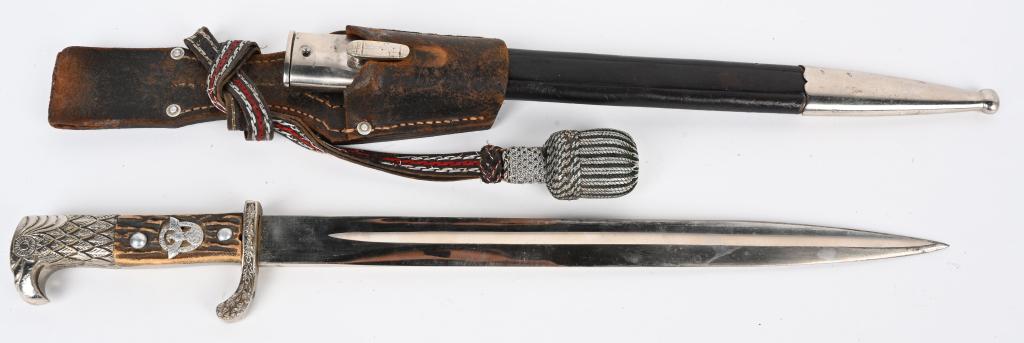 WWII NAZI GERMAN POLIZEI POLICE DRESS BAYONET WW2: The detailing to the pommel eagle is exceptional throughout. The crossguard has the usual overlapping oak leaves on the obverse; the reverse is plain and only has these leaves at the quillon. The grip