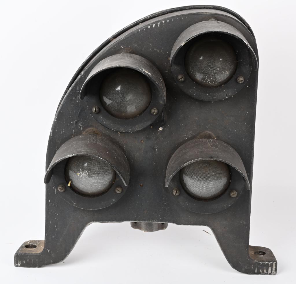 SAFETRAN RAILROAD SIGNAL LIGHT (1 of 3)