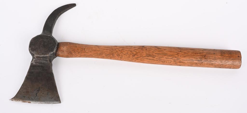 VINTAGE FIRE FIGHTER PICKAROON HAND AXE (1 of 4)