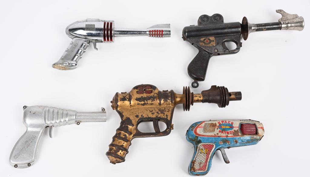 LOT OF METAL SPACE GUNS: Lot of metal Space Guns includes Buck Rogers, Space Patrol, Strato Gun, and More. Largest 9 1/2" AS-IS
