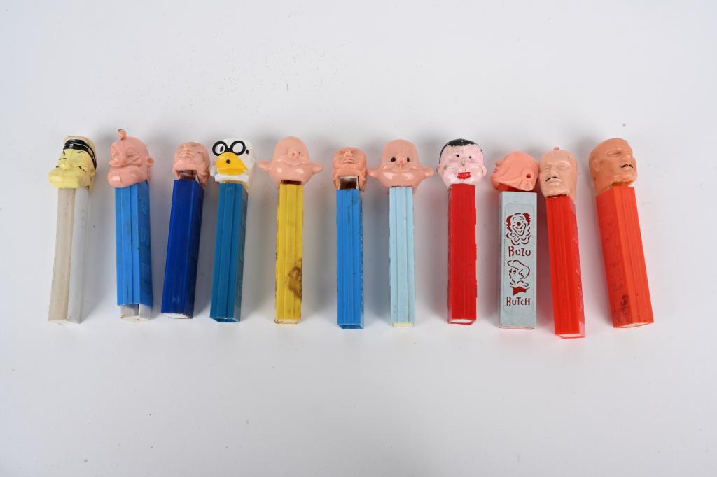 LOT OF PEZ DISPENSERS FOR PARTS (1 of 3)