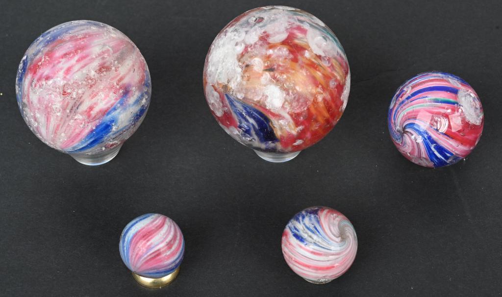 LOT OF ONIONSKIN MARBLES: Lot of original Onionskin Marbles. All with great colors. Largest 2 1/8". All with issues