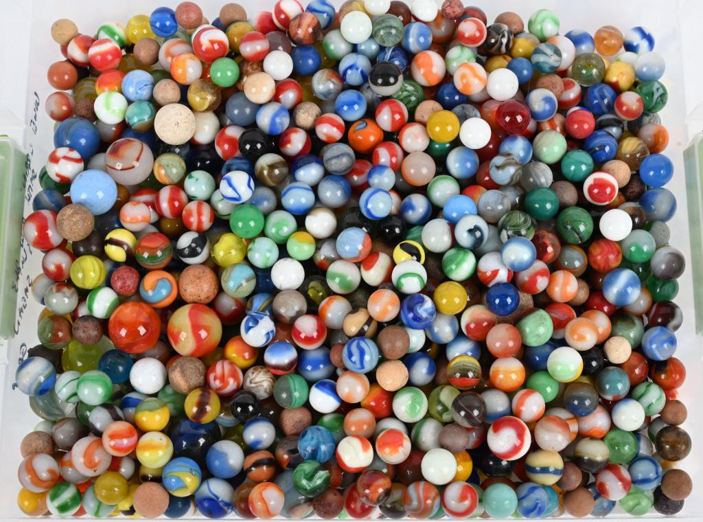 LARGE LOT OF VINTAGE MACHINE MADE & OTHER MARBLES (1 of 8)