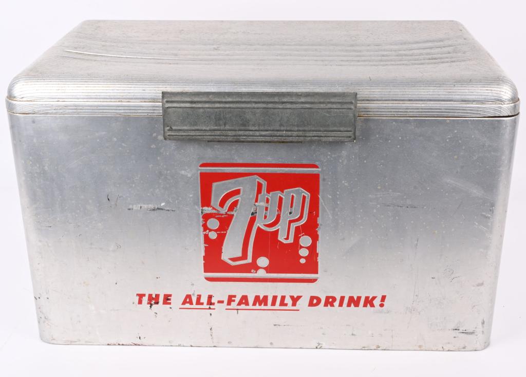 THE FAMILY DRINK 7UP PICNIC COOLER (1 of 5)