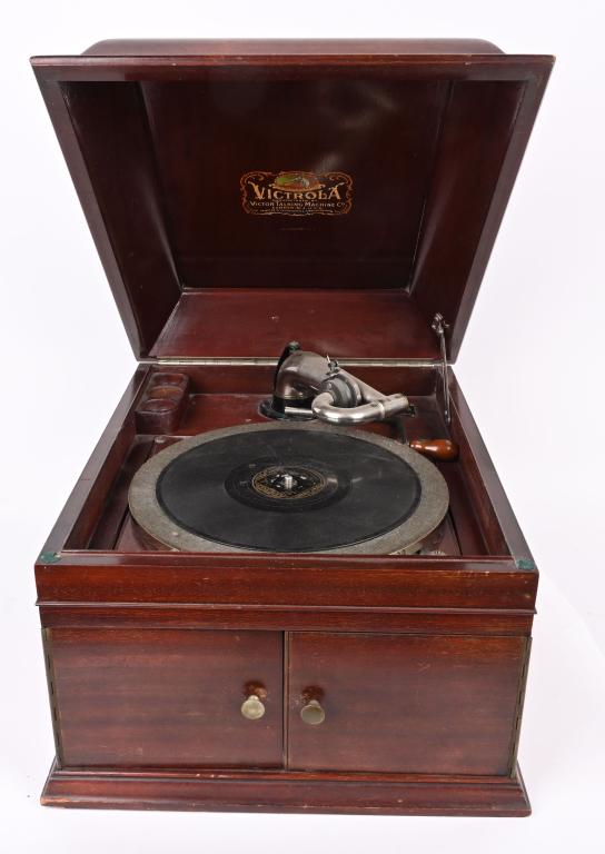 VICTOR VICTROLA TALKING MACHINE (1 of 8)