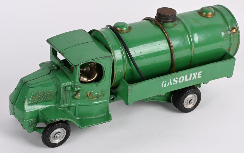 ARCADE CAST IRON MACK GASOLINE TANKER (1 of 6)