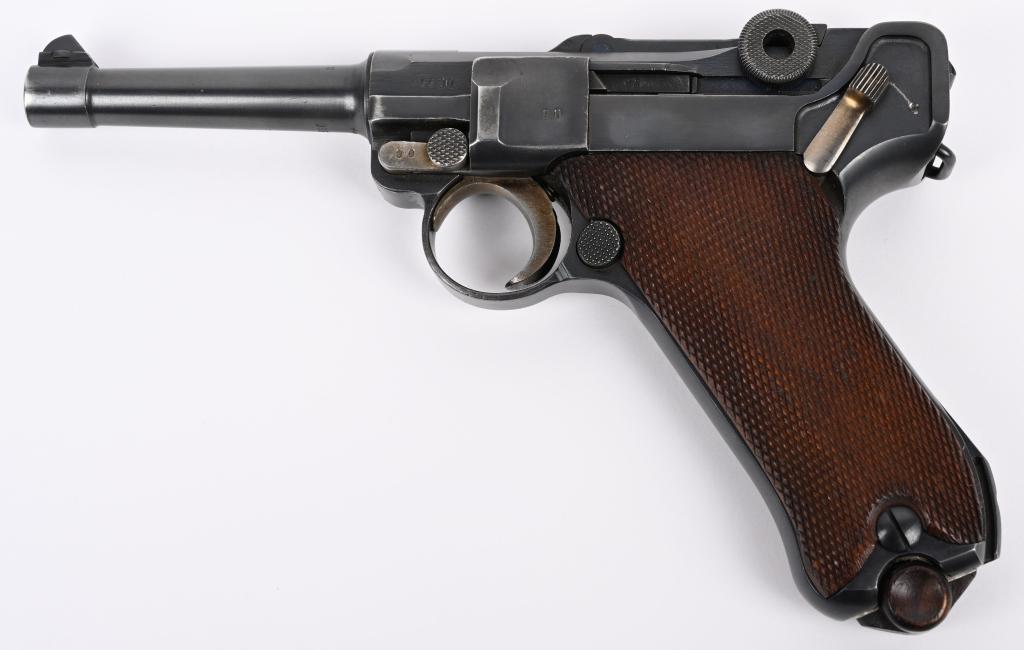 S/42 CODE "G" DATE WW2 9MM LUGER PISTOL: SERIAL NUMBER 5590B BARREL 4" CALIBER 9MM PARA MANUFACTURED 1935. Produced by Mauser using the WW2 German code S/42. Blue finished with checkered walnut grips. Droop Eagle proofs . Straw finished cont