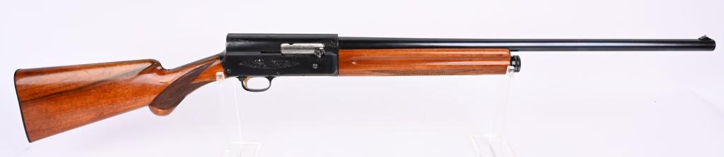 BELGIUM BROWNING LIGHT TWELVE A-5 SHOTGUN: SERIAL NUMBER 1G32049. BARREL 26". GAUGE 12. CHAMBER 2 3/4". CHOKE MOD. LOP 14 1/4" MADE 1961. Features a matted barrel, bead on base front sight, blue finish, engraved frame, round knob checkered wal