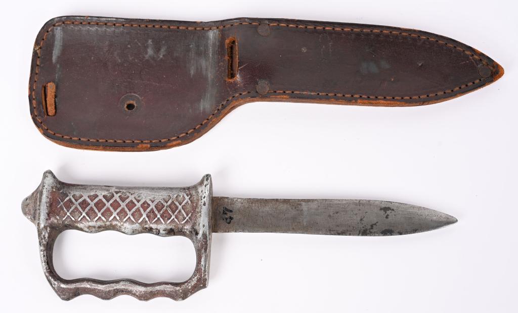 WWII USMC AUSTRALIA NEW ZEALAND D GUARD KNIFE WW2: 6" double sided dagger-style blade, 10.75" overall length. Aluminum D-guard / knuckle knife / trench knife pattern handle. This type of knife came to be known as the Australia / New Zealand knife as i