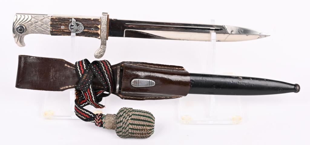 WWIII NAZI GERMAN POLICE SHORT BAYONET W FROG KNOT: German WWII Police Bayonet & Scabbard. Measures 13 1/2" long overall. The steel blade is maker marked E. Pack & Sohne. Has the black steel scabbard body is free of dents or damage. The handle has