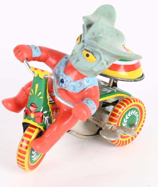 JAPAN WINDUP ULTRA MAN LEO TRIKE: Modern Japan windup Ultra Man Leo. All original and works. 4" Excellent