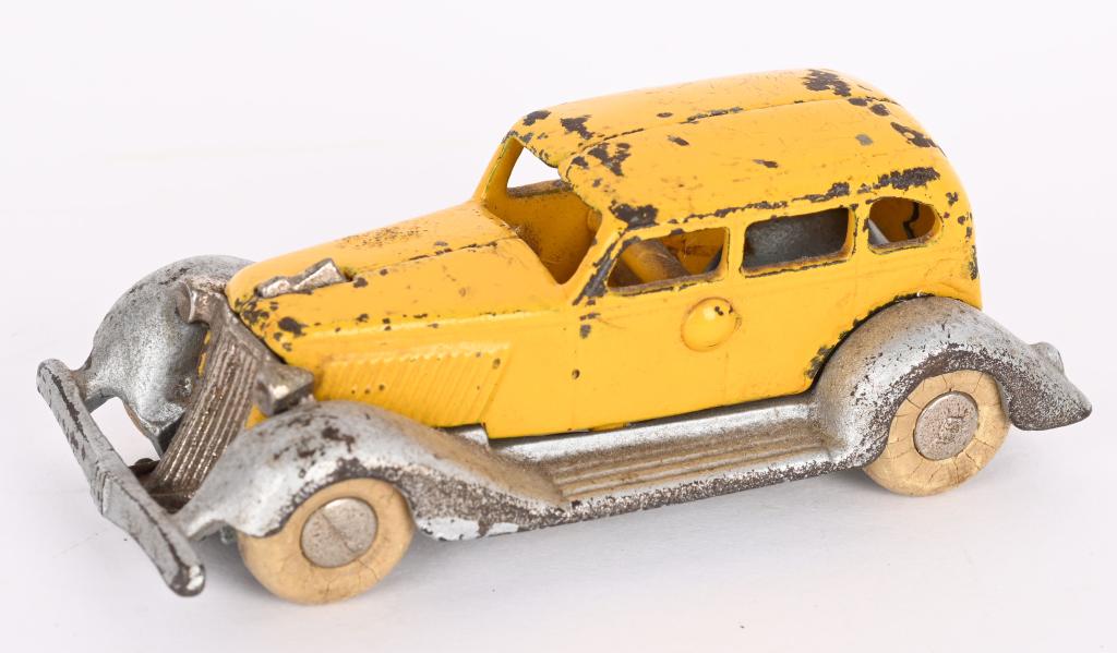 KILGORE CAST IRON GRAHAM SEDAN (1 of 3)