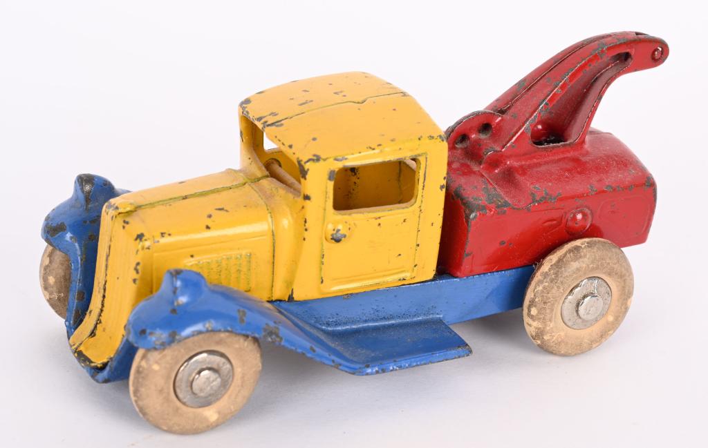 KILGORE CAST IRON TAKE-A-PART TOW TRUCK (1 of 4)