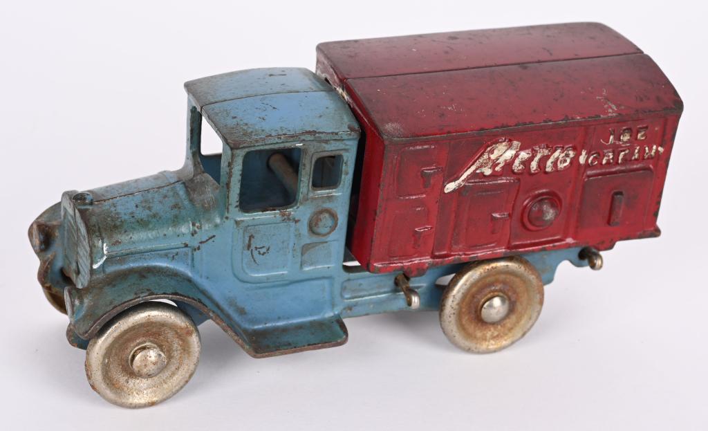 KILGORE CAST IRON ARTIC ICE CREAM TRUCK (1 of 4)