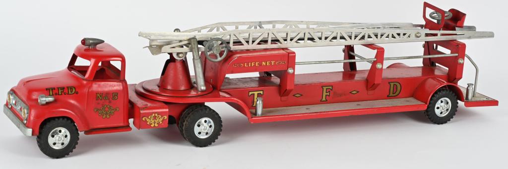 1956 TONKA PRESSED STEEL #5 FIRE LADDER TRUCK (1 of 4)
