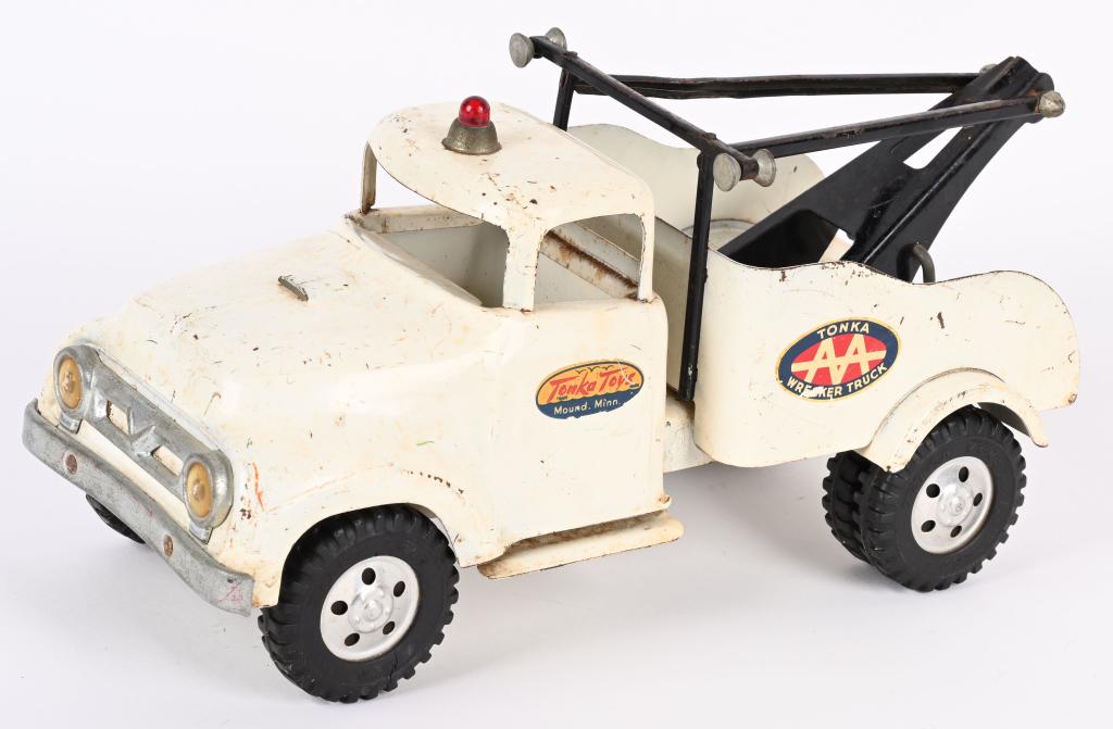 1957 TONKA PRESSED STEEL TOW TRUCK: 1957 Tonka pressed steel Tow Truck. All original and complete. 13" Very Good