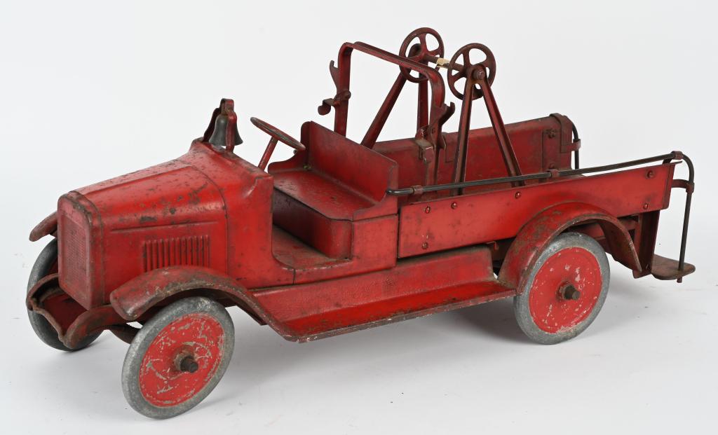 BUDDY L PRESSED STEEL HOOK & LADDER TRUCK: Buddy L pressed steel Hook & Ladder Truck. All original condition. Missing accessories. 25" Very Good