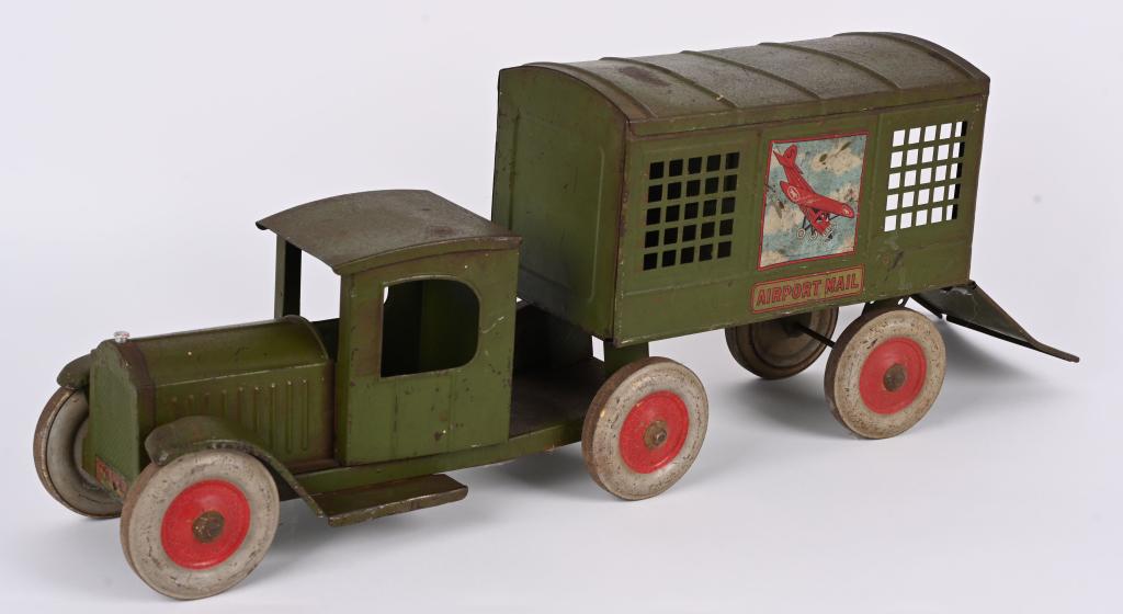 STRUCTO AIRPORT MAIL TRUCK (1 of 5)