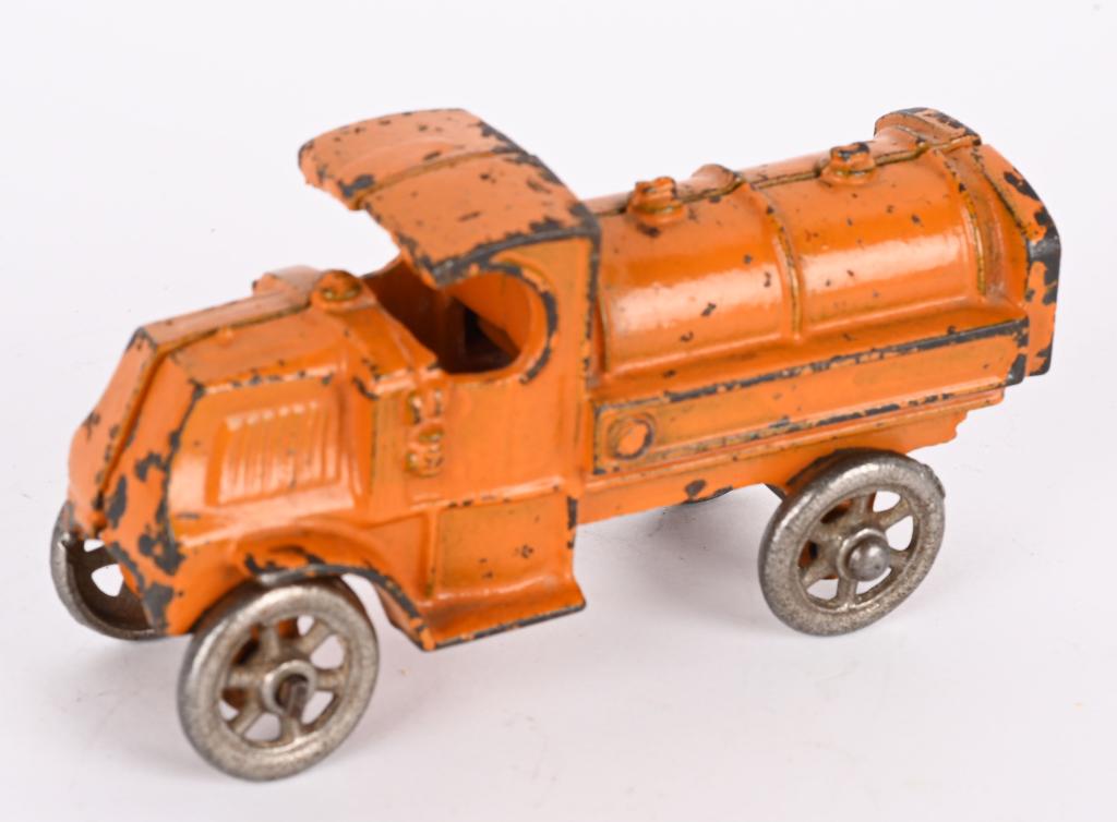 HUBLEY CAST IRON MACK TANK TRUCK (1 of 4)