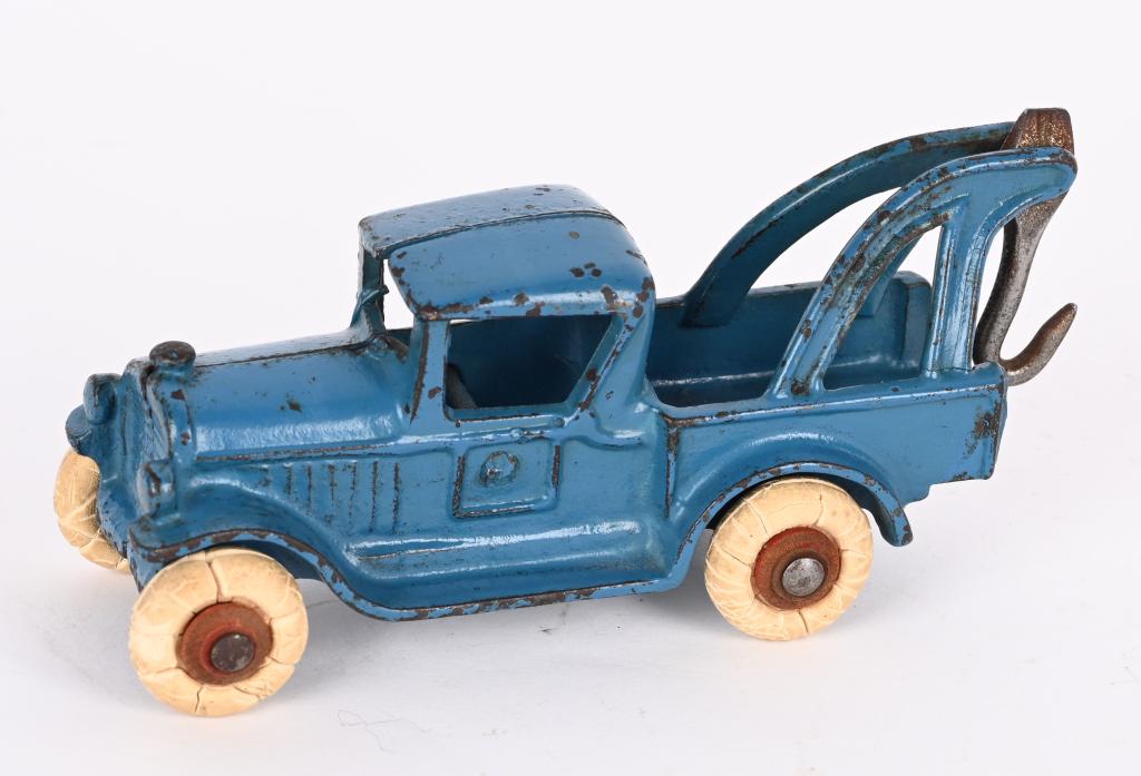 DENT CAST IRON WRECKER: All original with great paint. No breaks or repairs. A hard to find toy. 5 1/2" Excellent