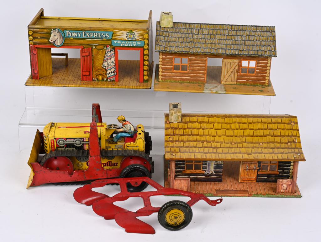 MARX WINDUP CATERPILLAR TRACTOR & HOUSES (1 of 6)
