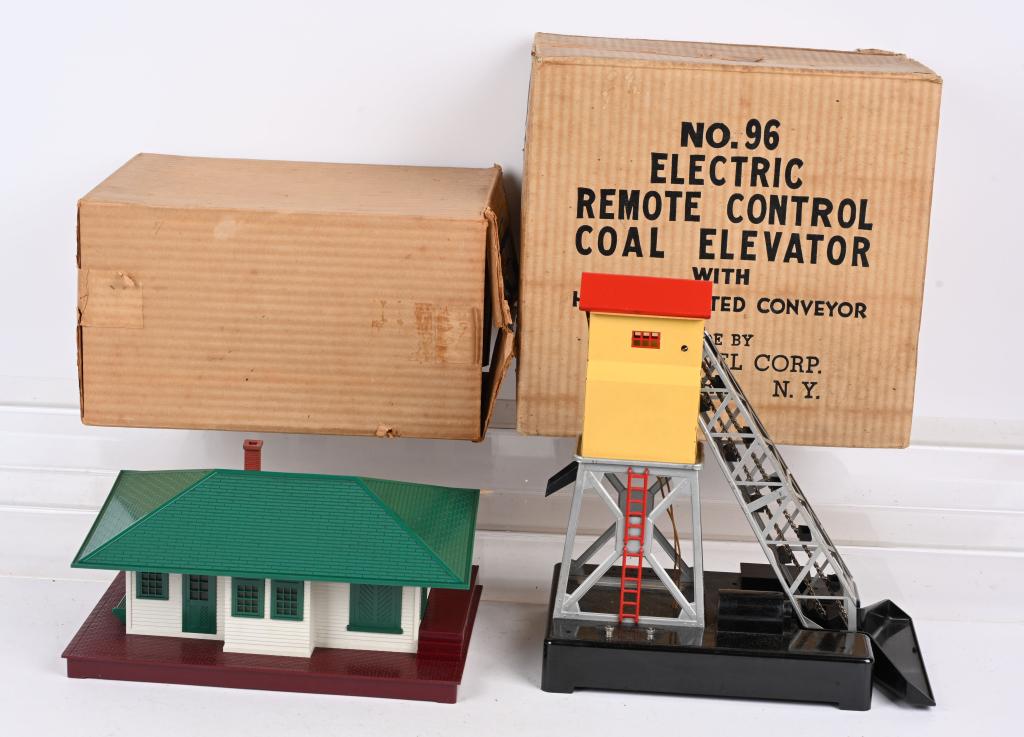 LIONEL 96 COAL ELEVATOR & 132 ILLUMINATED STATION (1 of 2)