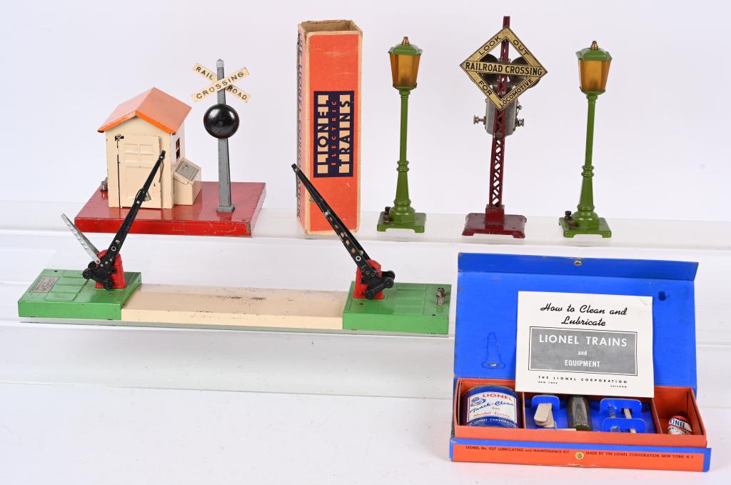 LIONEL ACCESSORIES (1 of 4)