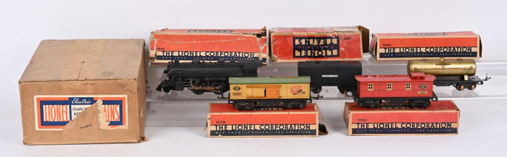 LIONEL TRAIN SET BOXED (1 of 4)