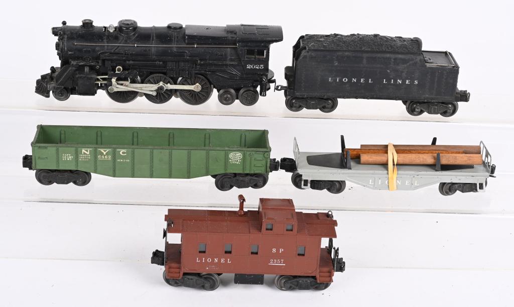 LIONEL 2025 LOCOMOTIVE & TENDER w/ ROLLING STOCK (1 of 4)